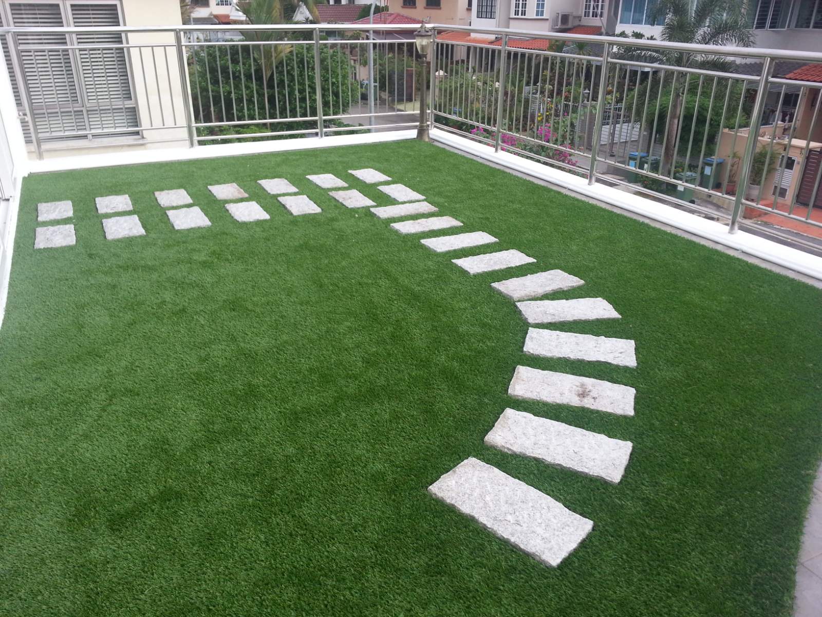 Synthetic grass roof terrace with a granite stepping-stone path on Da Silva Lane